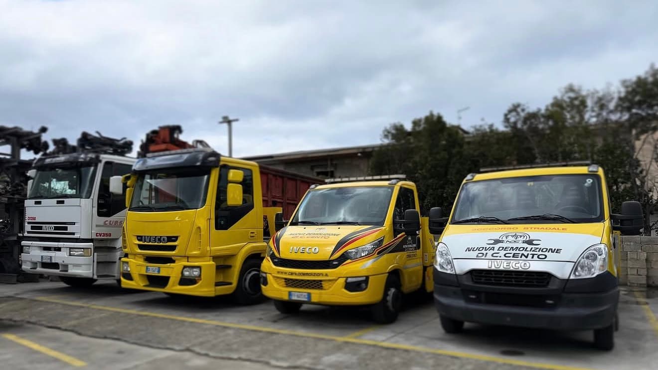 Carri attrezzi e autocarri di Nuova Demolizione Cento nel piazzale